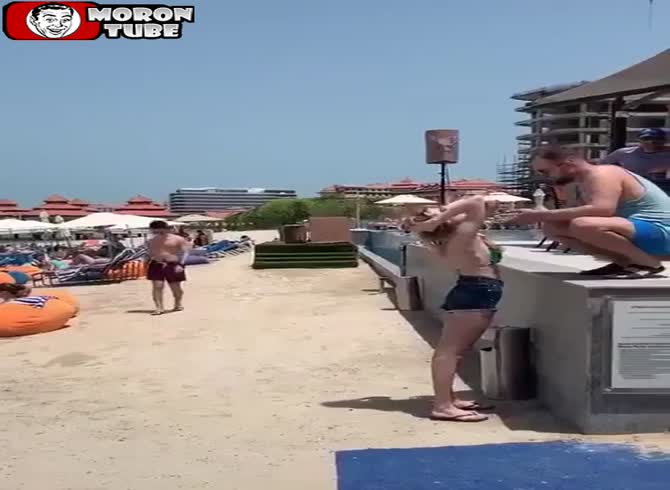 Video: He gives his sweetheart the impression that he is just as powerful as Popeye